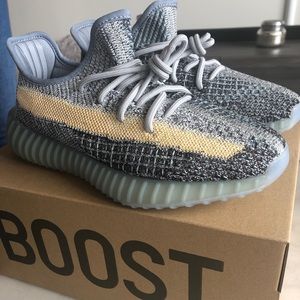 Yeezy 350 v2 Ash Blue Size 6